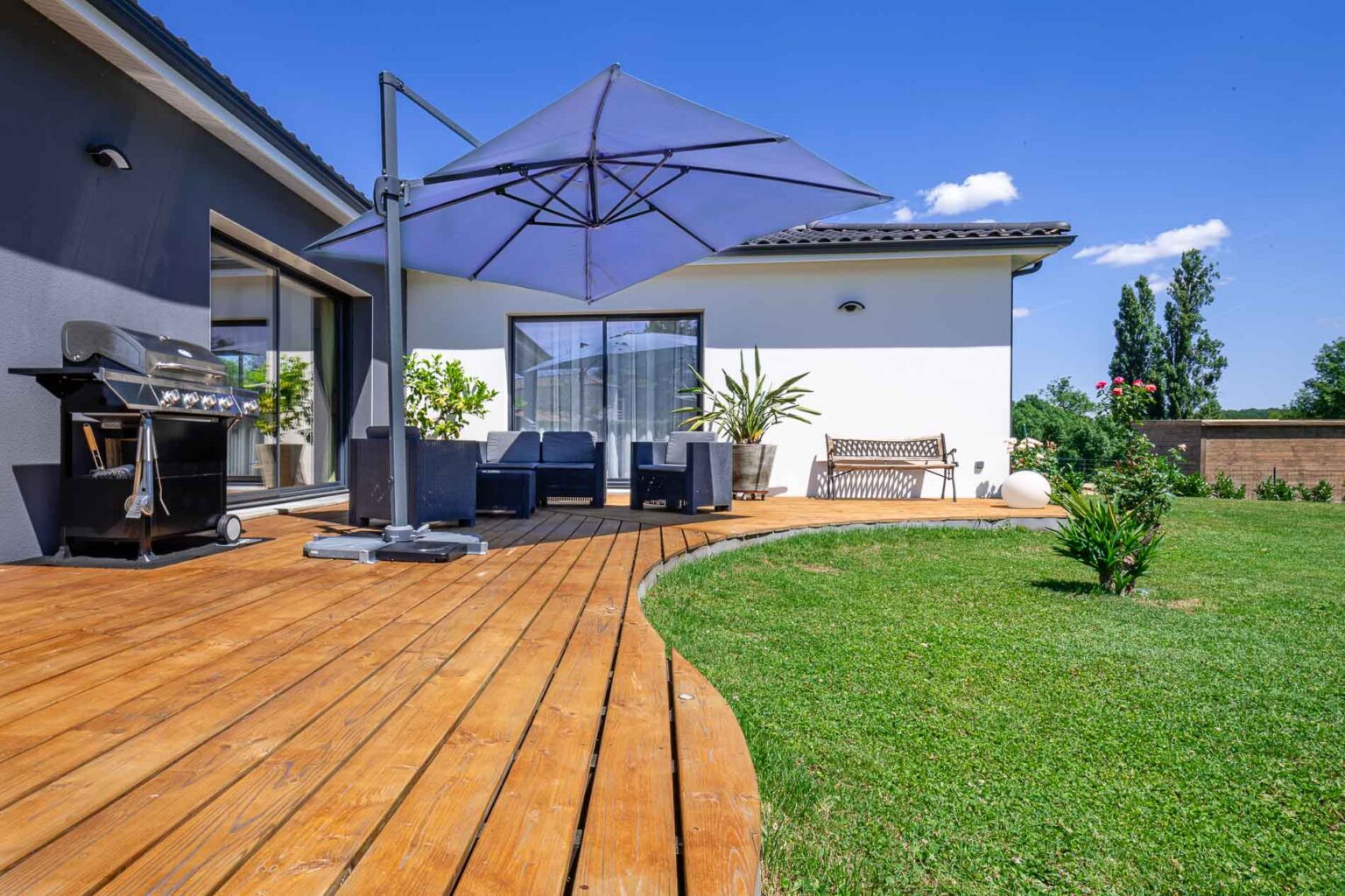 Grande terrasse d'une maison DCA