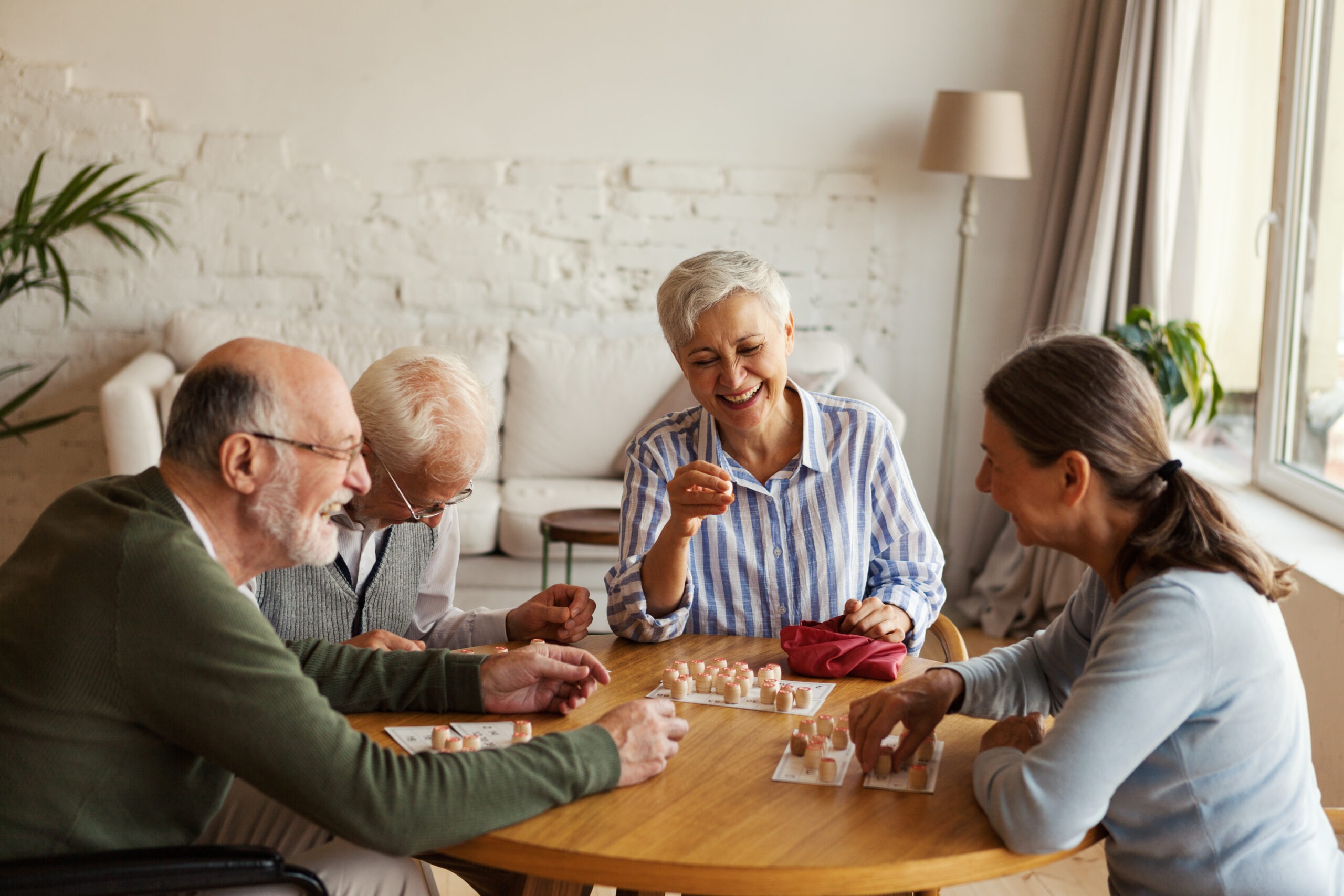 Couple Retraité Senior À Une Table Dans La Salle À Manger À L'aide