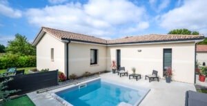Façade arrière maison plain-pied avec piscine