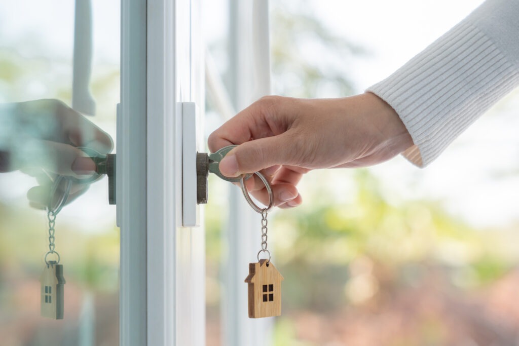 primo-accédant ouvrant la porte de sa maison neuve