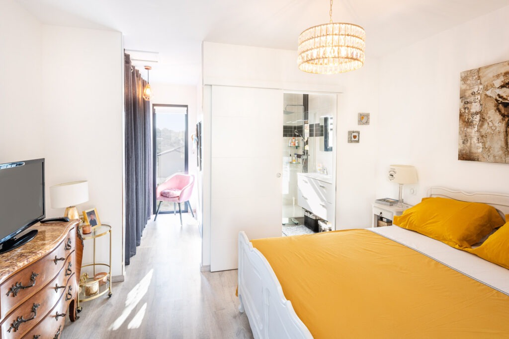 Suite parentale dans une maison avec un plan en U