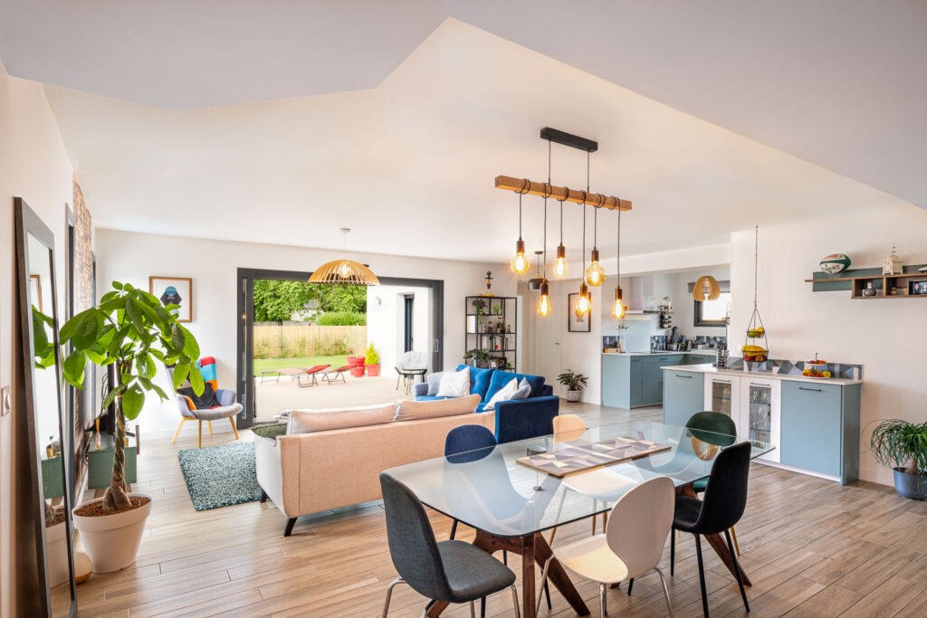 Agencement intérieur d'une maison avec plan en L