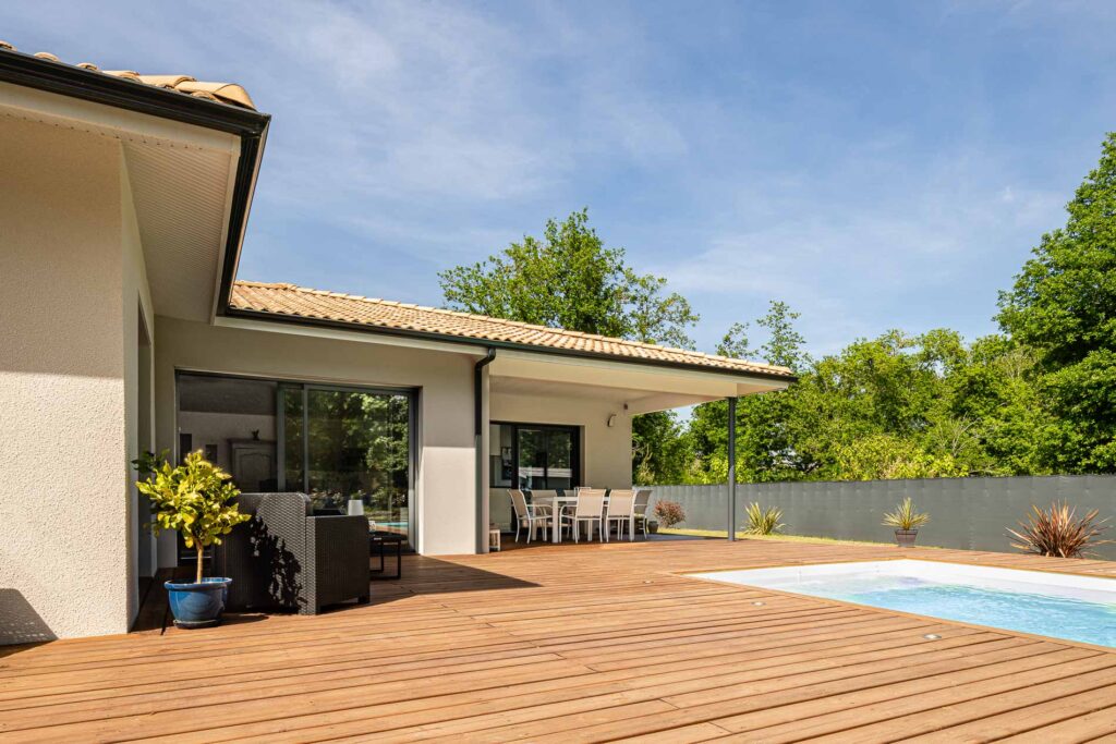 Maison en L avec terrasse couverte
