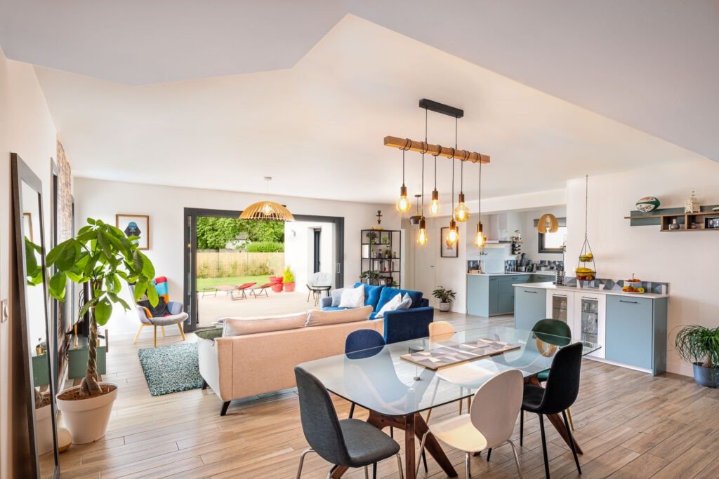 Agencement intérieur d'une maison avec plan en L