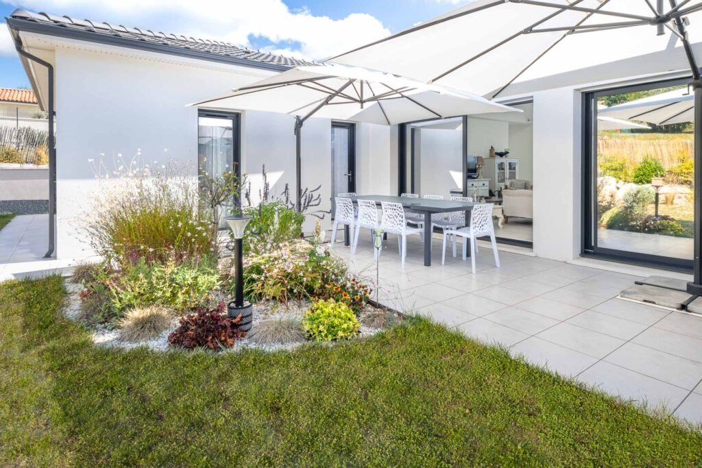 maison en L avec terrasse ouverte sur le jardin