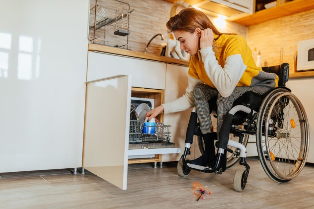 Lave vaisselle facilement accessible pour personne en fauteuil roulant