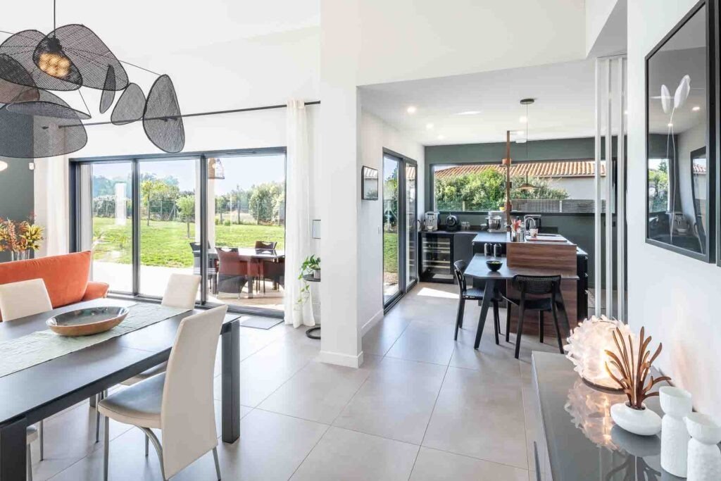 séjour salon très lumineux d'une maison en L