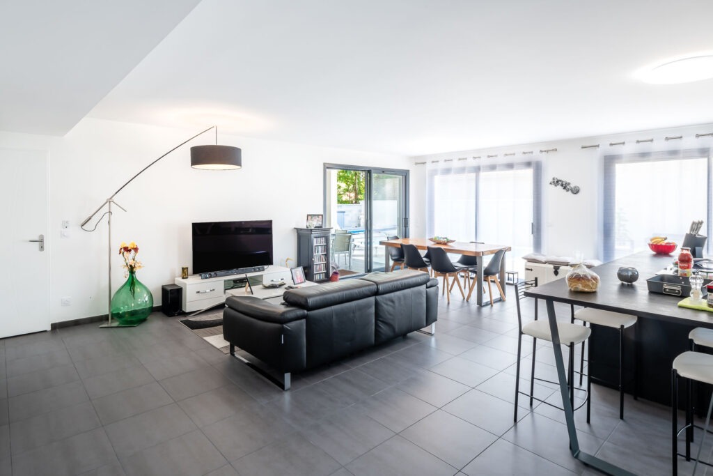 salon lumineux d'une maison rectangulaire