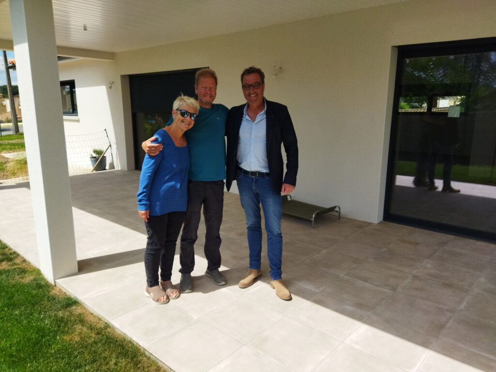 M. et Mme B. le jour de la livraison de leur maison neuve à Eymet (Dordogne)